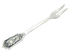 Серебряная вилка для лимона с вензелем и черневым узором на ручке «Фамильная»